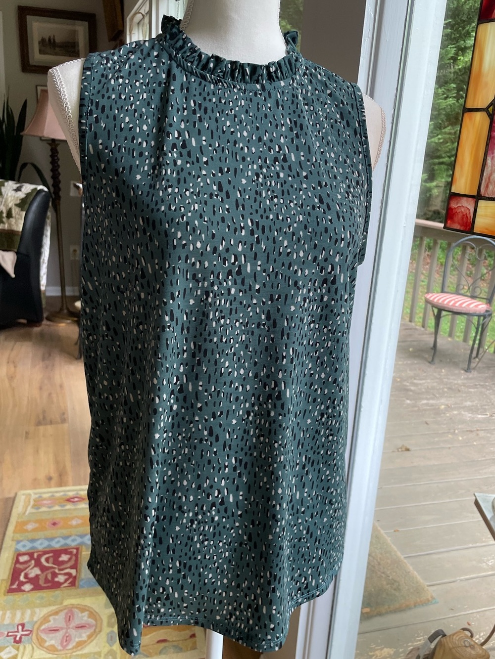 Rielle Sleeveless Blouse- L Beautiful shape!